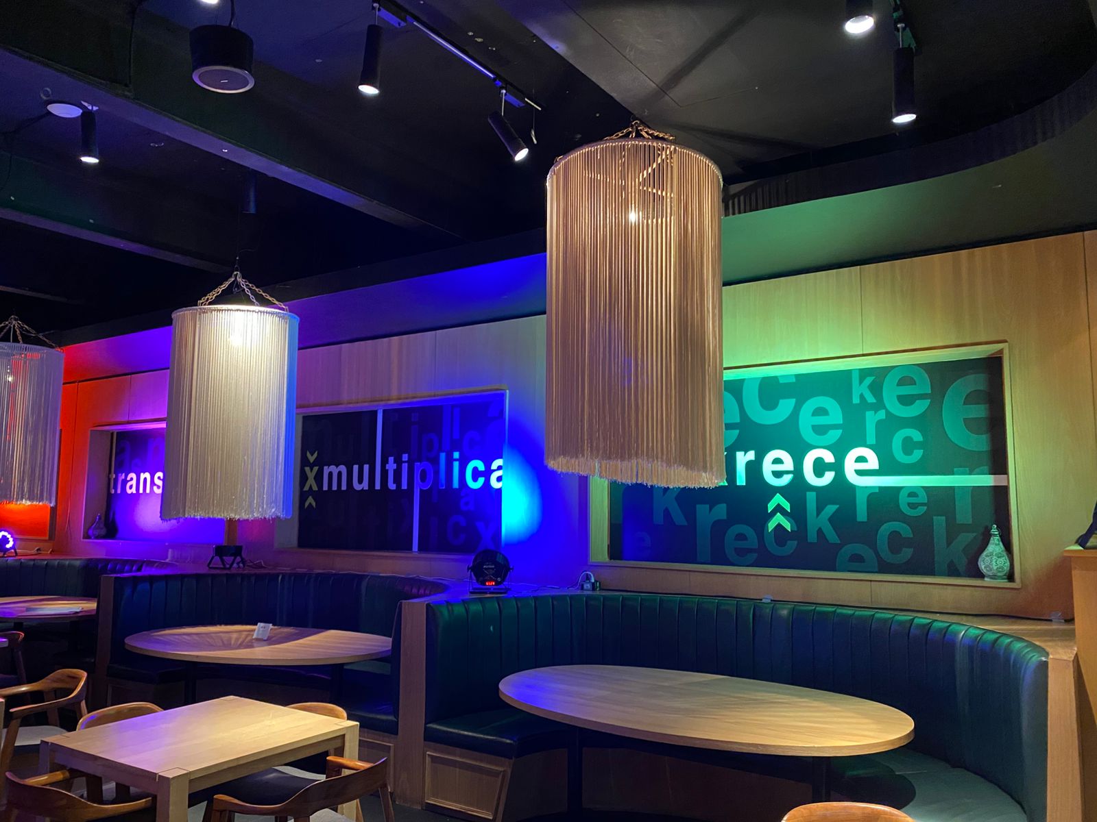 Ambientación Corporativa con Impacto: 4 Murales Tipográficos en Foamboard