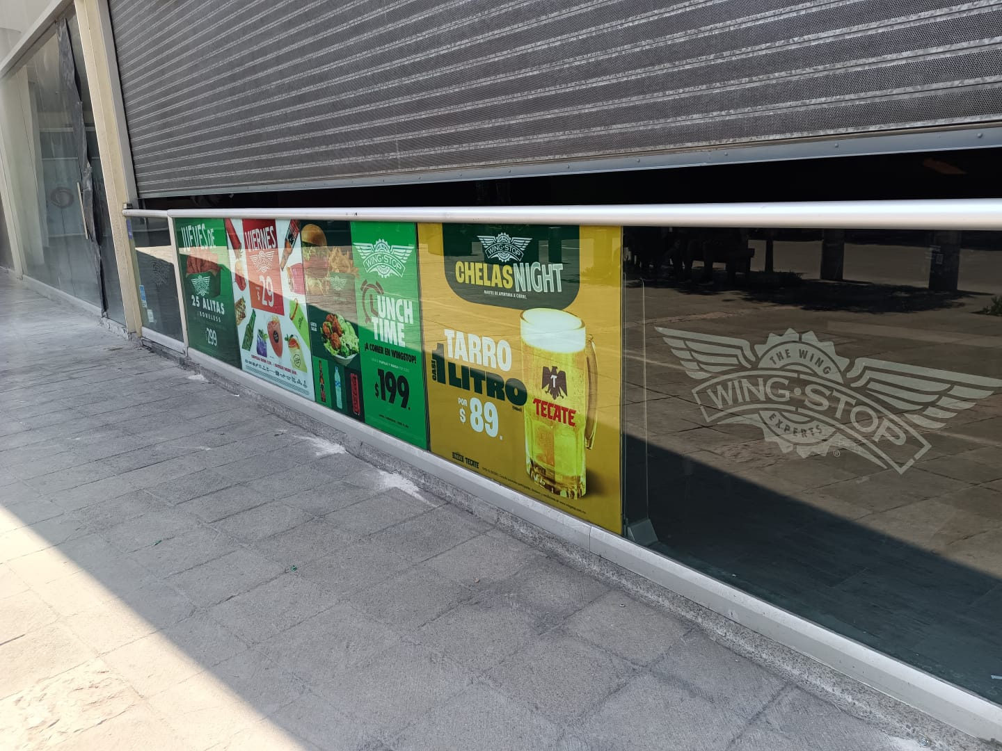 Rotulación urgente para Wingstop — producción y montaje en 24 horas
