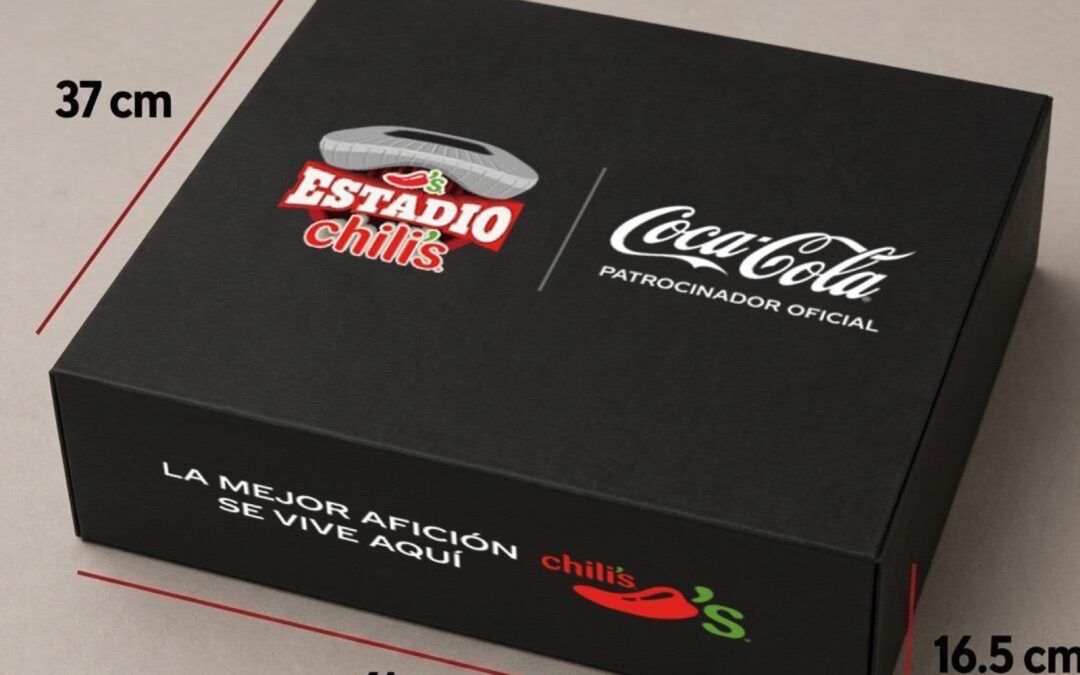 Caja promocional Estadio Chilis x Coca-Cola con medidas 37x41x16.5 cm