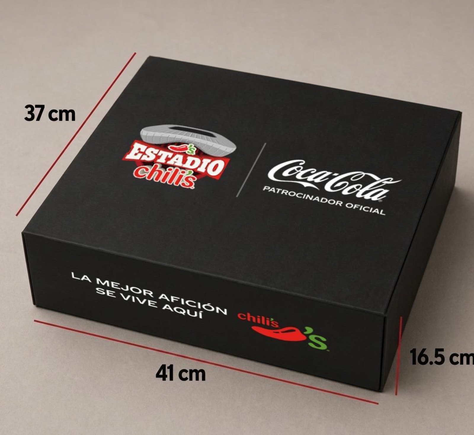 Caja promocional Estadio Chilis x Coca-Cola con medidas 37x41x16.5 cm