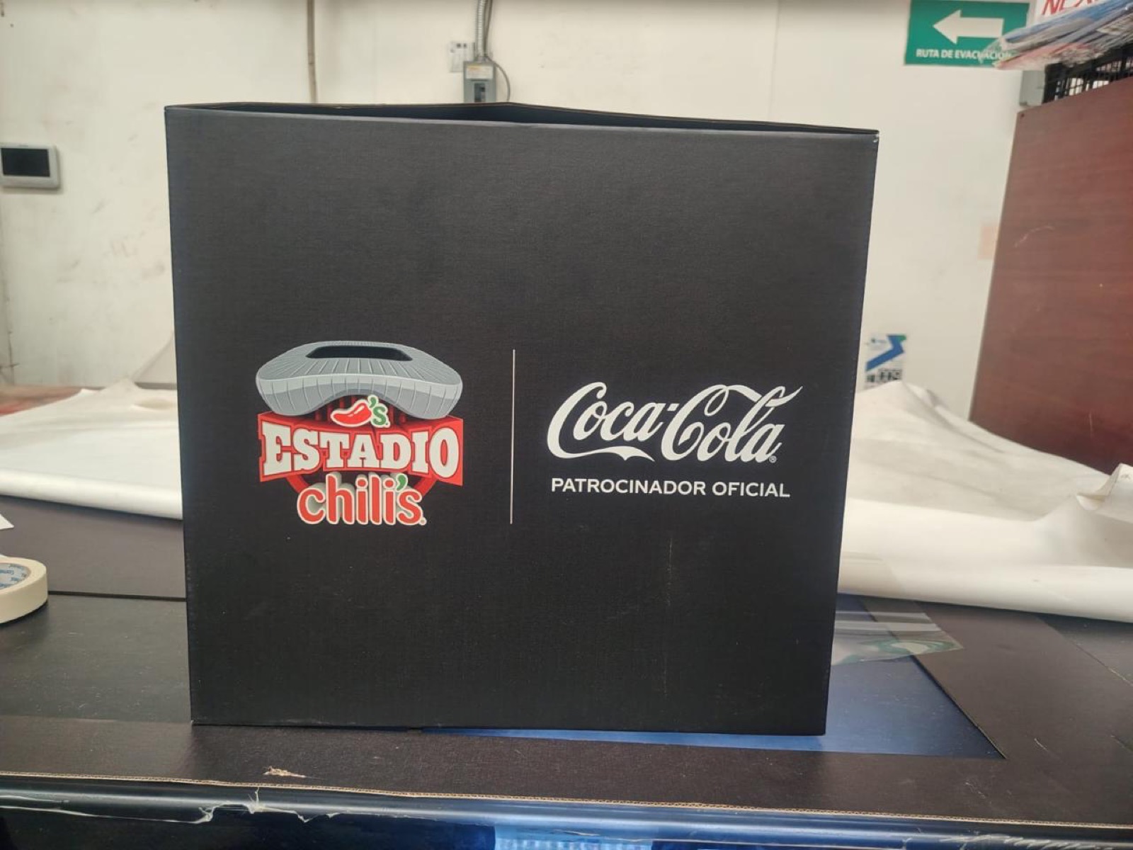 Caja Coca-Cola Chili's en taller