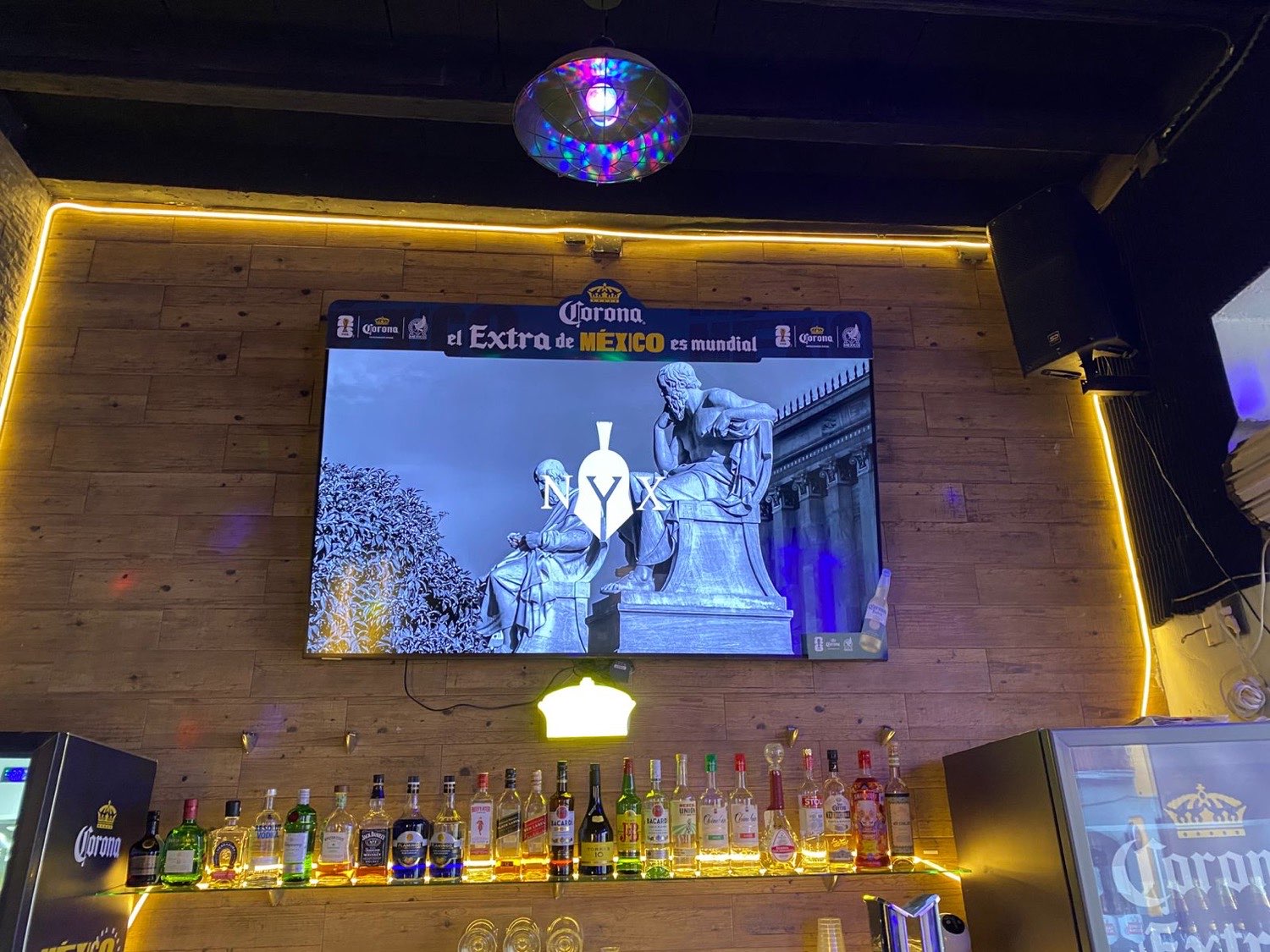 Barra y pantalla Corona
