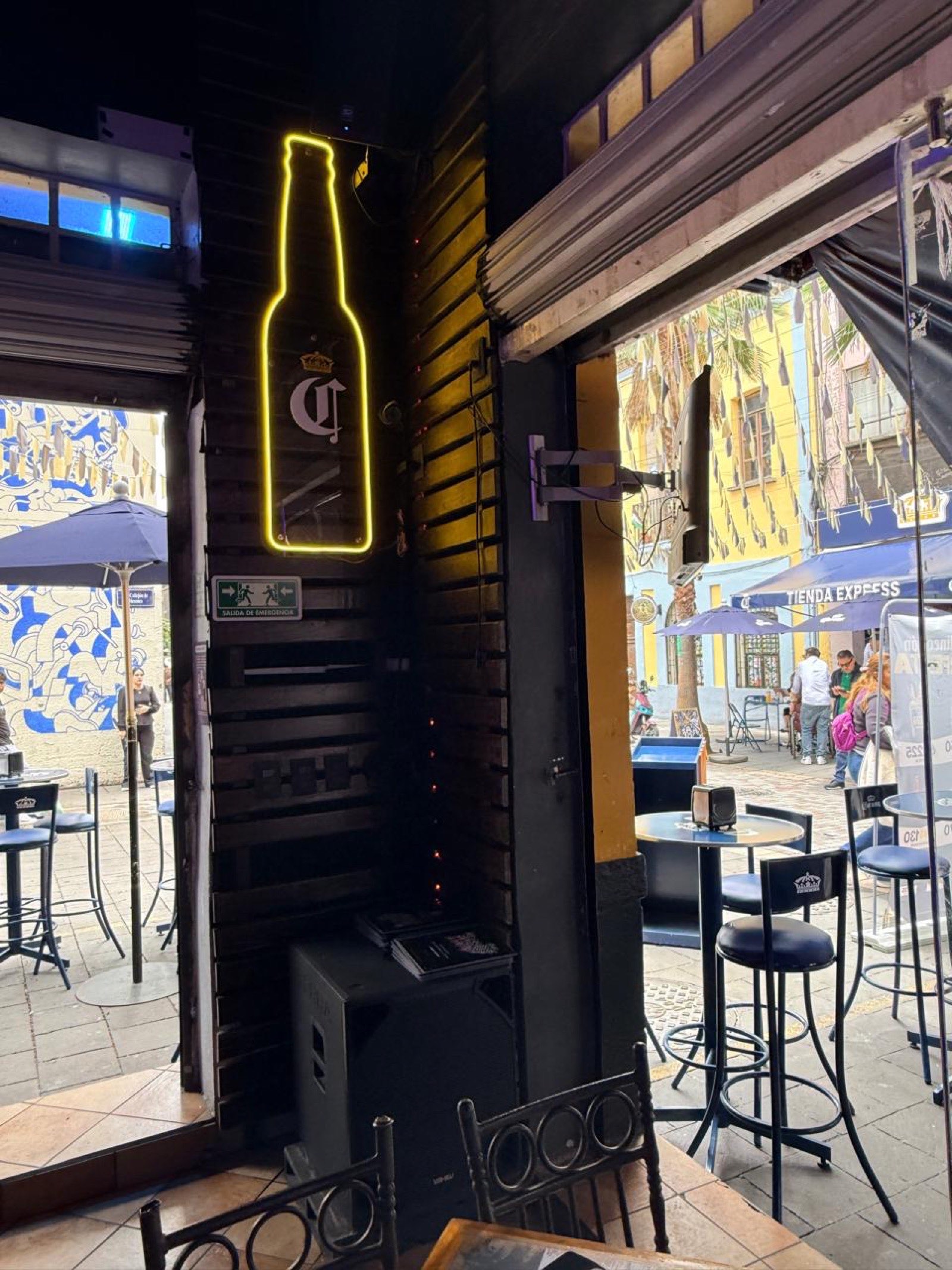 Entrada con neón Corona
