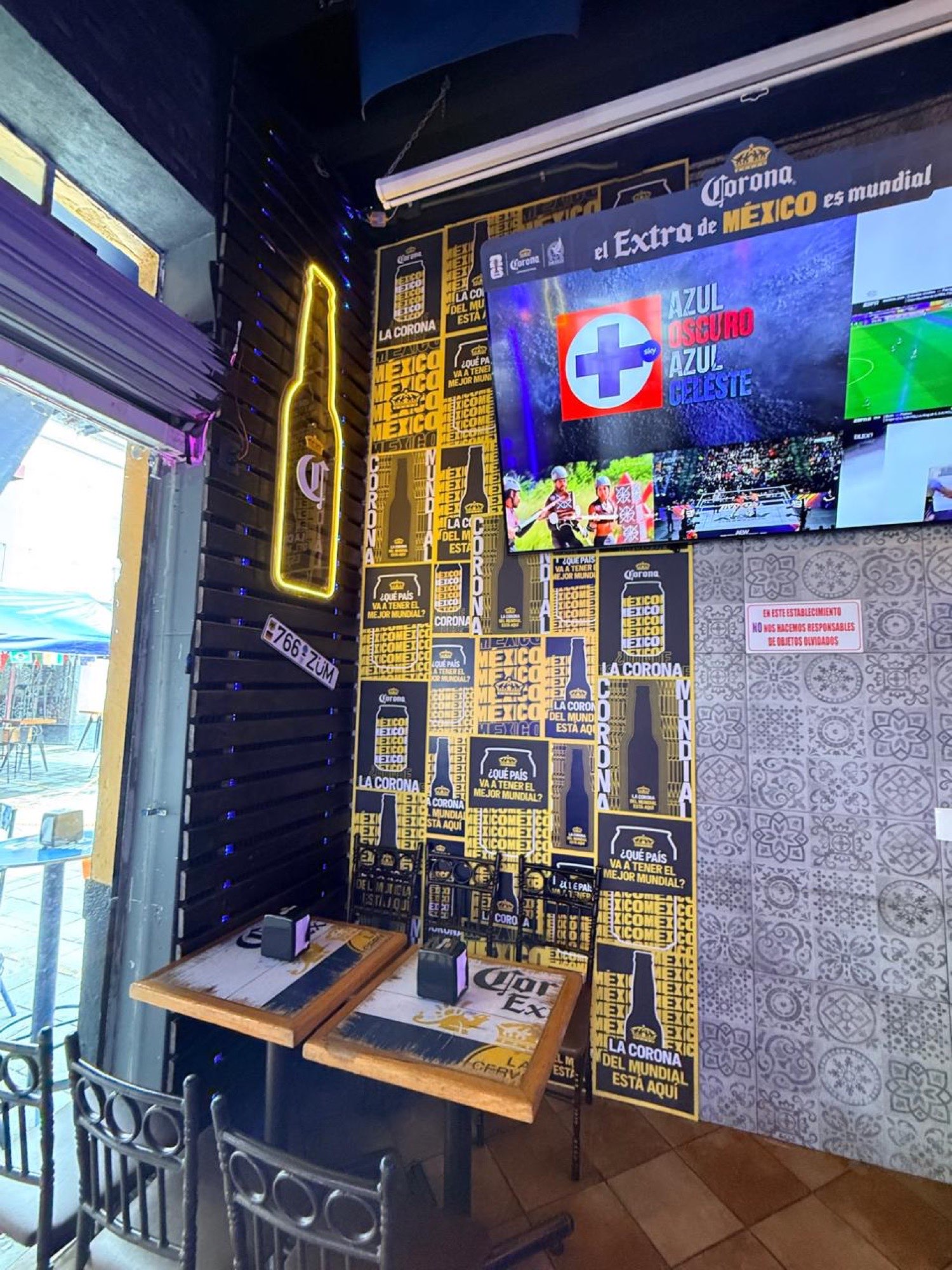 Neón Corona y mural