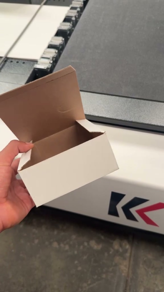 Caja de microcorrugado armada, prueba de tiraje corto sin suaje