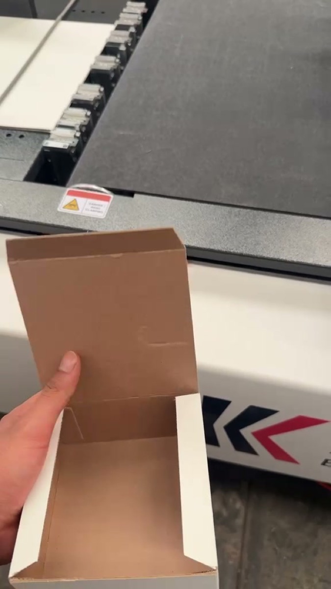 Caja de microcorrugado cerrada mostrando el acabado del hendido digital