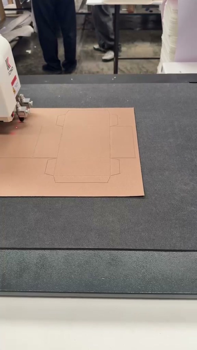 Hendido y corte digital sobre microcorrugado para una caja a la medida