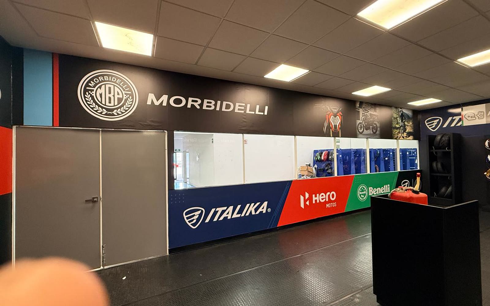 Viniles de gran formato instalados en centro de servicio de motos