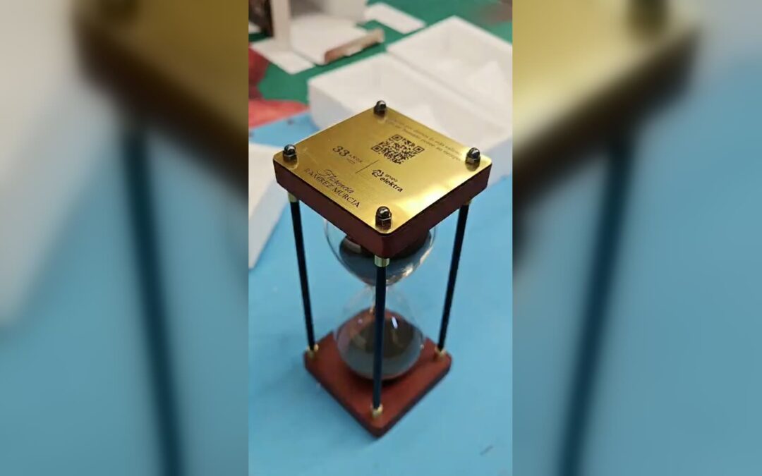 Reloj de arena personalizado con grabado laser y base de aluminio