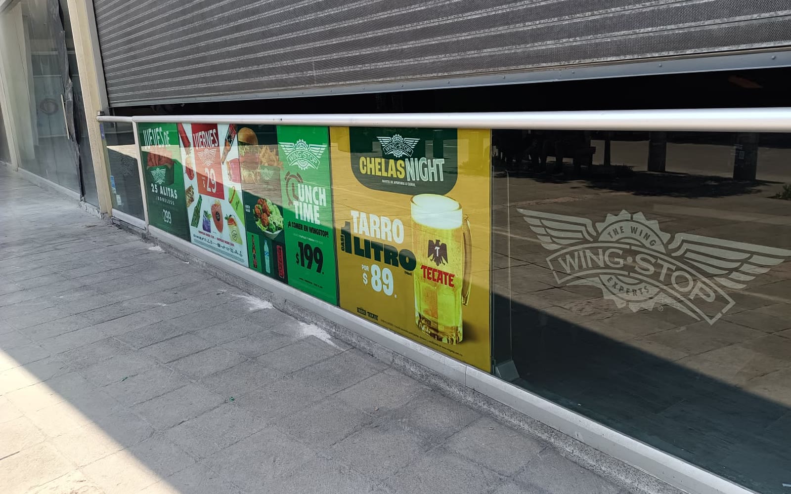 Rotulacion urgente de local Wingstop producida y montada en 24 horas
