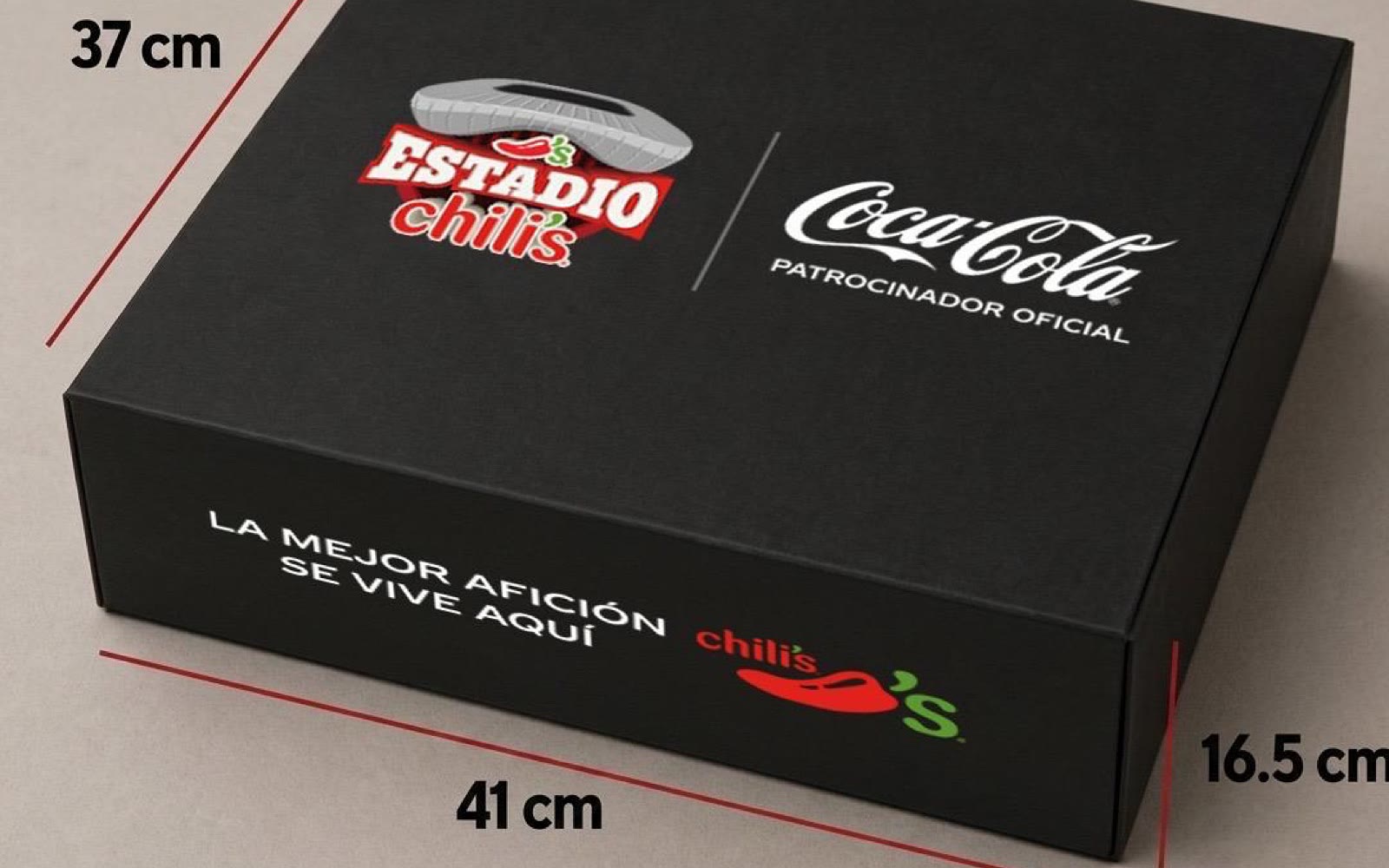 Caja promocional Estadio Chilis x Coca-Cola, 37 x 41 x 16.5 cm