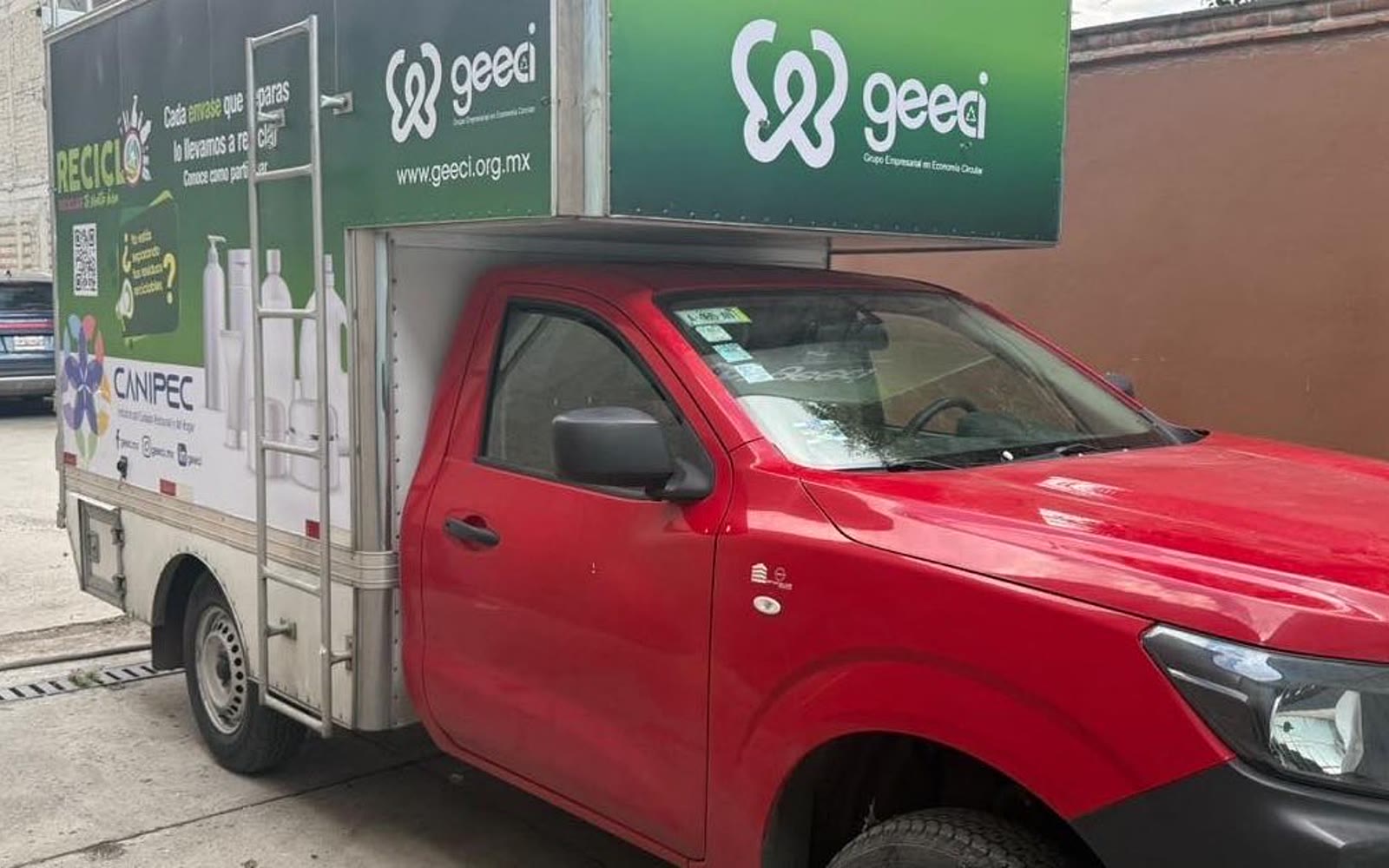 Rotulacion vehicular en caja seca producida e instalada por Impresos 24