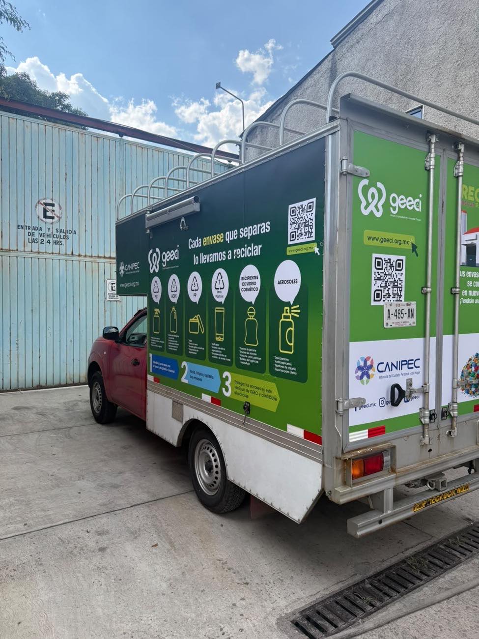 Detalle del vinil instalado en el costado de la camioneta