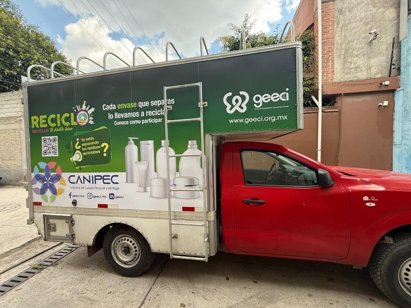 Costado de camioneta rotulado con vinil a medida