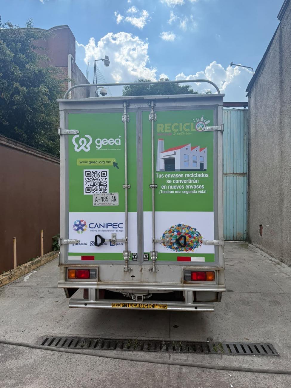 Puertas traseras de la camioneta rotuladas
