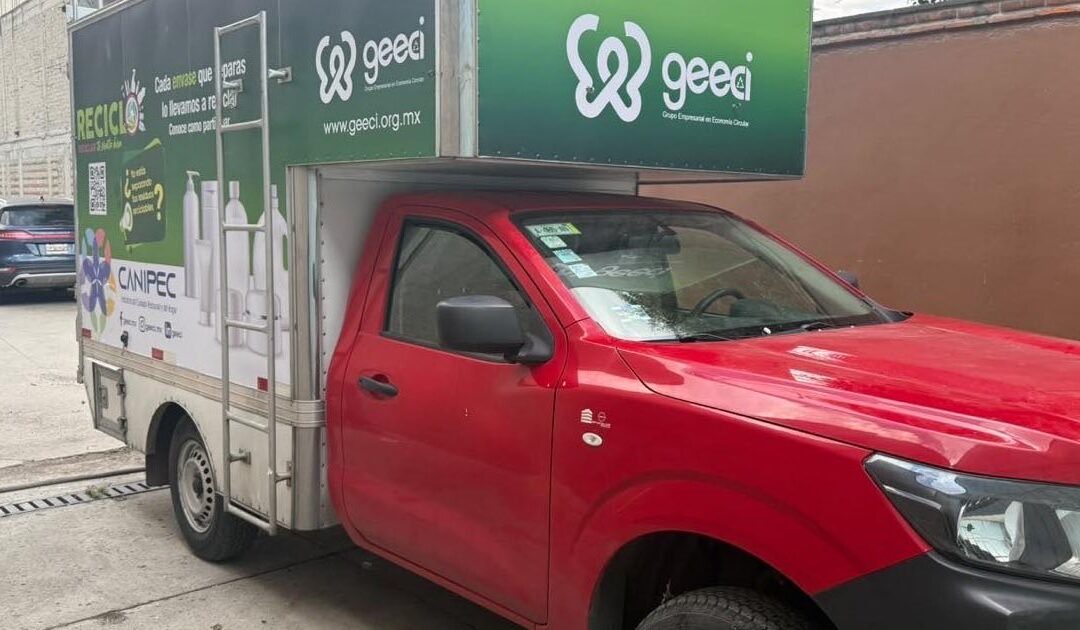 Camioneta de reparto con rotulacion integral en caja seca, CDMX