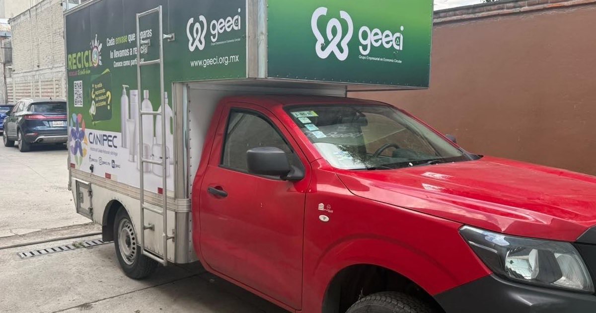 Camioneta de reparto con rotulacion integral en caja seca, CDMX
