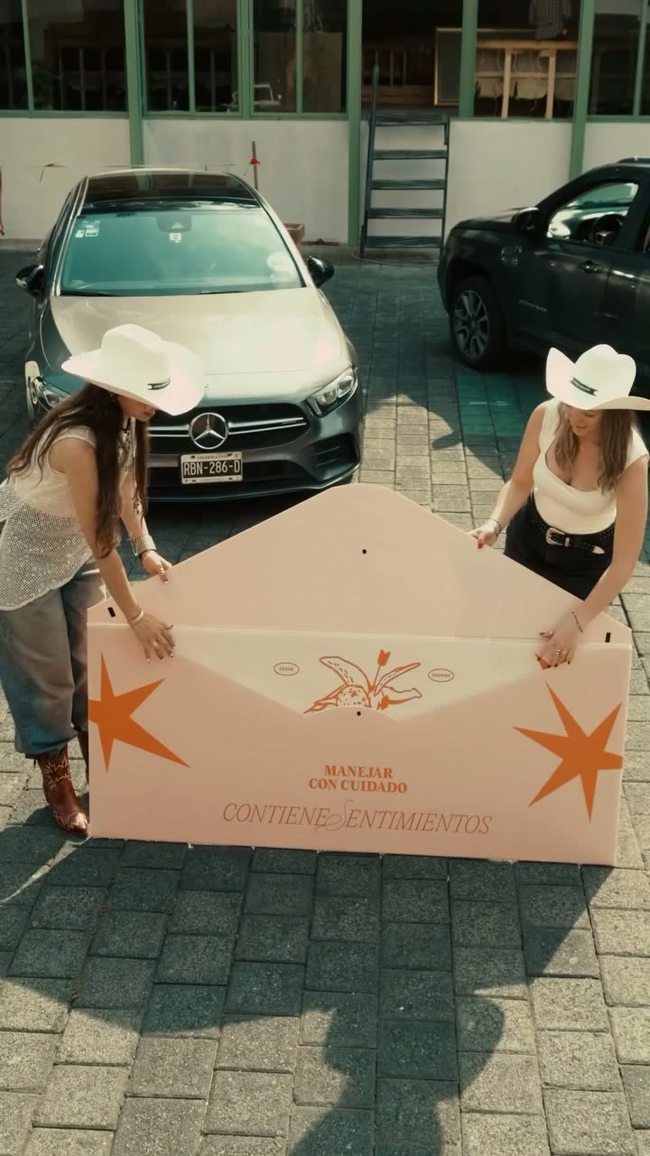 Frente del sobre gigante con la solapa cortada en CNC y la leyenda Contiene sentimientos