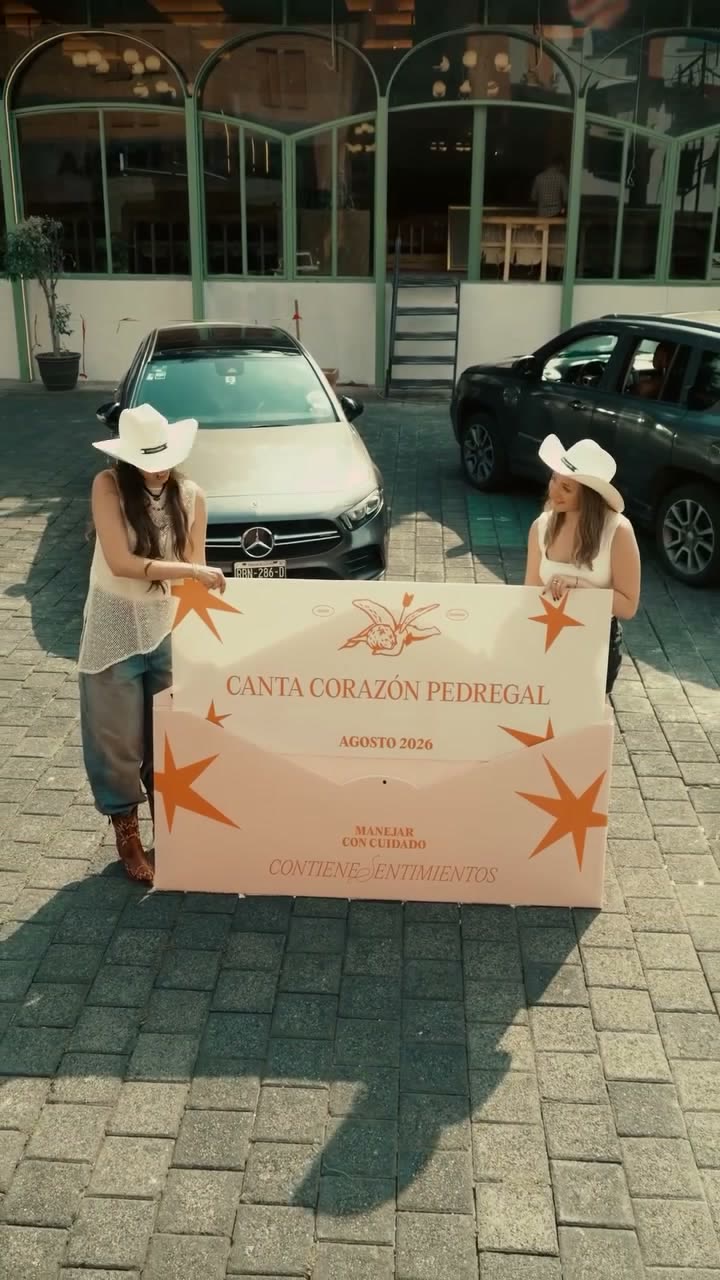 Reverso del sobre gigante impreso con Canta Corazón Pedregal Agosto 2026