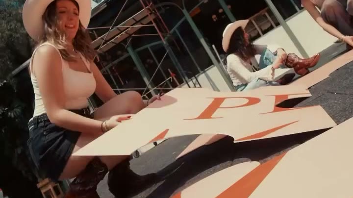 Video: las piezas del rompecabezas gigante colocándose sobre el pavimento
