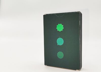 Caja de la baraja Tecmilenio de pie, impresa en verde con tres troqueles graficos