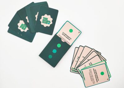 Juego completo de cartas The Social Club de Tecmilenio abanicado junto a su caja