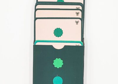 Caja de la baraja Tecmilenio abierta, con el mazo de cartas asomando