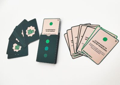 Cartas de Tecmilenio: dorso verde con logotipo The Social Club y frente con la dinamica impresa