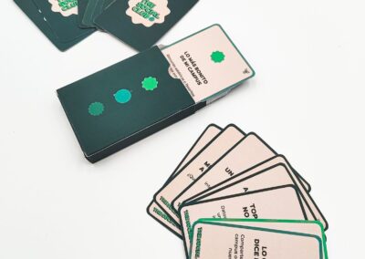 Baraja The Social Club de Tecmilenio: caja abierta y cartas abanicadas mostrando frente y dorso