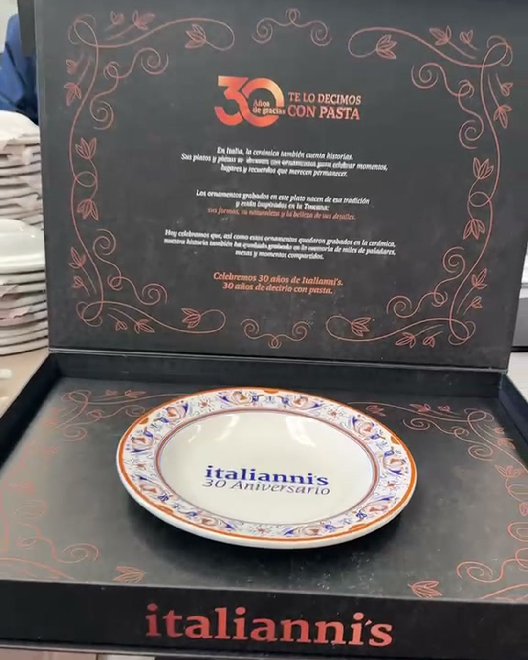 Estuche del plato conmemorativo de los 30 años de Italianni's, diseñado y producido por Impresos 24