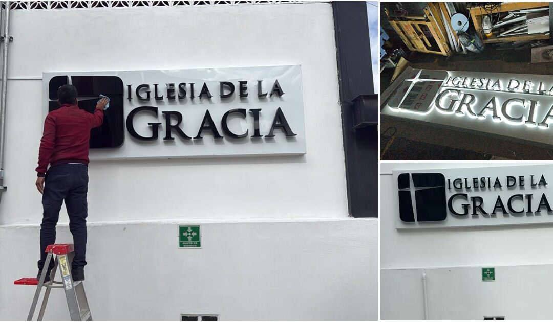 Caja de luz de la Iglesia de la Gracia instalada en la fachada y encendida en taller, con letras de aluminio y luz detrás de las letras