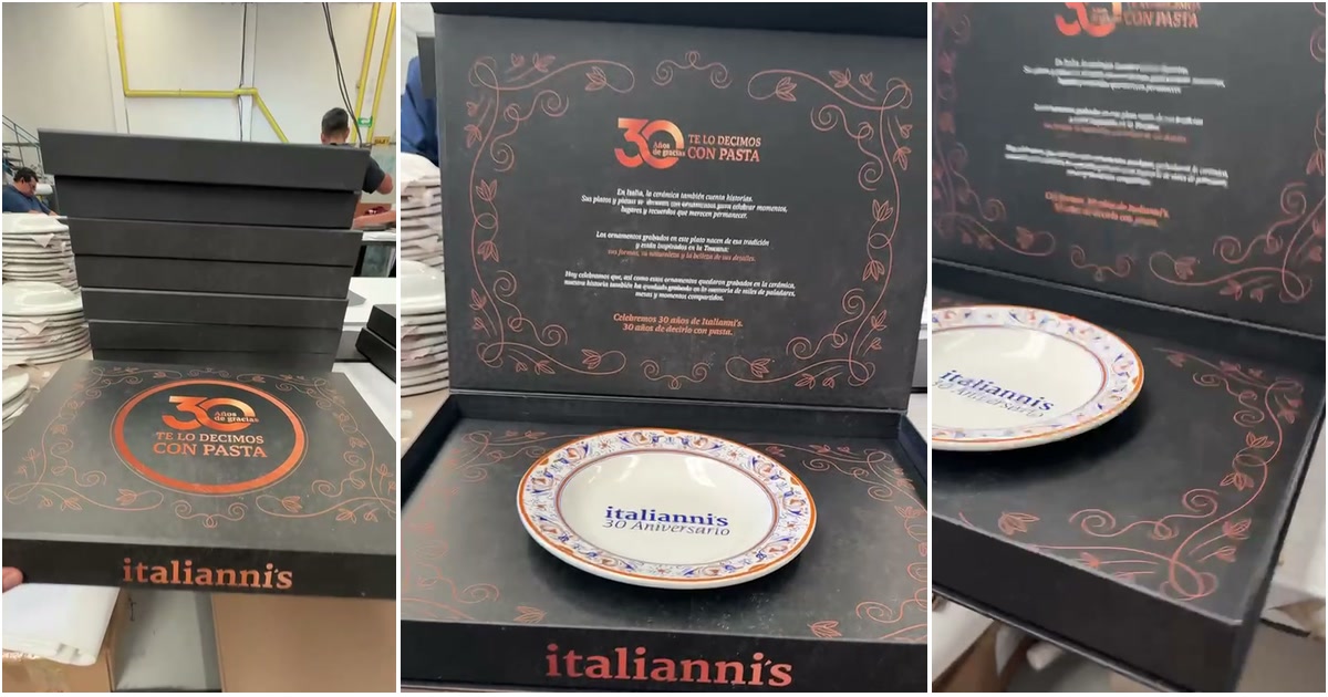 Estuche de Italianni's abierto de frente: tapa con el texto del aniversario y el sello Te lo decimos con pasta en cobre, y el plato conmemorativo de 30 años sujeto en la base