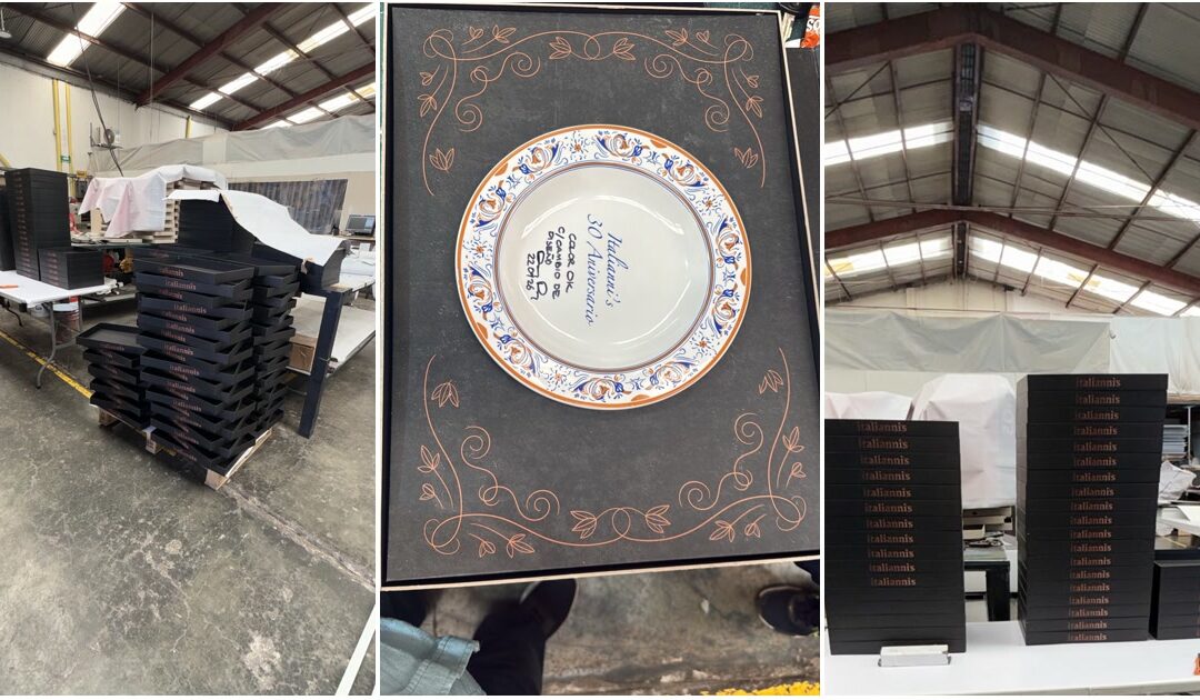 Estuches negros de Italianni's apilados en planta y plato conmemorativo de 30 aniversario dentro de su estuche