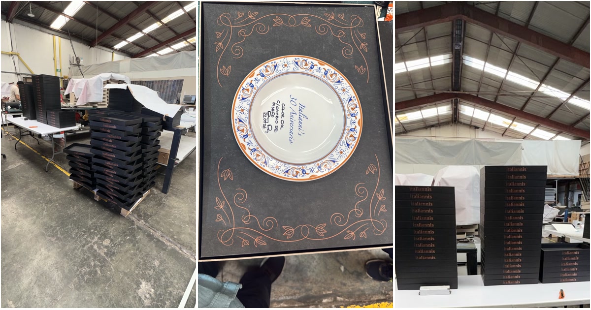 Estuches negros de Italianni's apilados en planta y plato conmemorativo de 30 aniversario dentro de su estuche